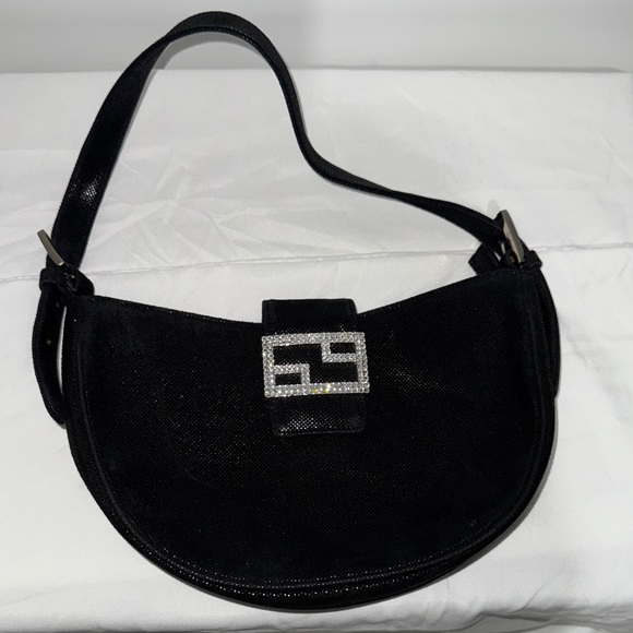daniella Handbags - Chic Black Shoulder Bag with Embellished Clasp